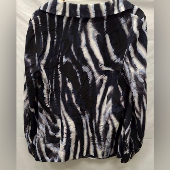 St. John, size 12, Navy & White Patterned Blouse, Gently preloved - Picture 2 of 3